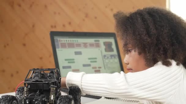 Menina Africana Inteligente Construir Carro Robótico Usar Fios Usar Configuração — Vídeo de Stock