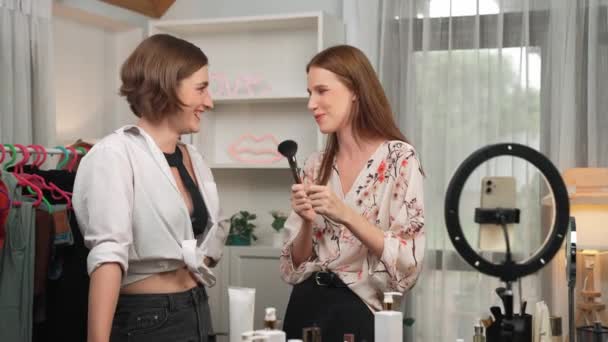 Dua Influencer Partner Merekam Live Streaming Vlog Video Review Makeup — Stok Video