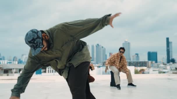 Profesionální Break Dance Team Cvičit Boy Tanec Zatímco Multikulturní Přátelé — Stock video