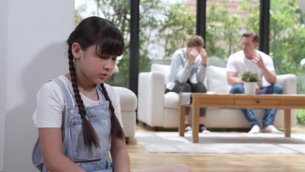 Gestresstes Und Unglückliches Junges Mädchen Schmiegt Sich Die Ecke Verdeckt — Stockvideo