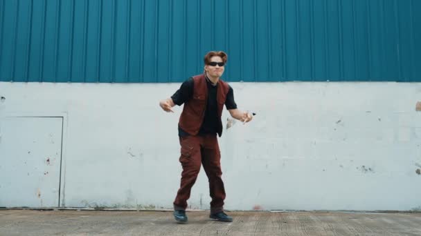 Mooie Straat Danser Oefenen Break Dansen Witte Achtergrond Sport Man — Stockvideo