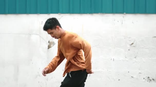 Латиноамериканец Вытягивает Руки Танцует Брейк Перед Стеной Крупный План Стильной — стоковое видео