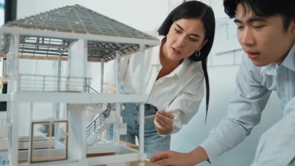Tim Arsitek Caucasian Kooperatif Profesional Memeriksa Model Rumah Dengan Hati — Stok Video