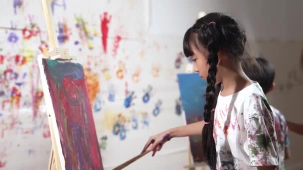 Oyuncu Öğrenci Resim Yapıyor Resim Dersinde Çeşitli Arkadaşlarla Boyalı Duvara — Stok video