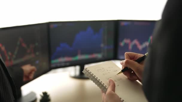 Zeitlupe Business Investor Aktienhandelsunternehmen Zur Kenntnis Nehmen Und Analysieren Börsenmarketing — Stockvideo