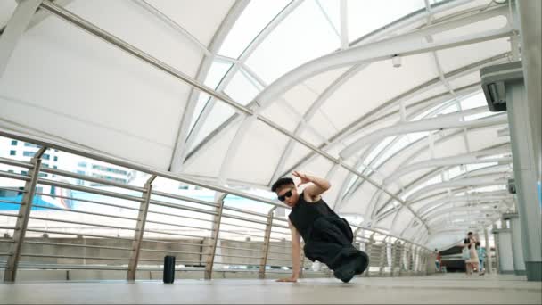 Опытный Красивый Хипстер Танцует Улице Узком Коридоре Профессиональная Танцовщица Хип — стоковое видео
