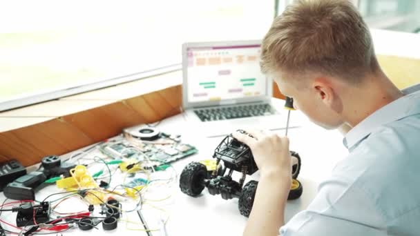 Adolescente Feliz Que Fixa Modelo Robótico Usar Equipamento Eletrônico Remove — Vídeo de Stock