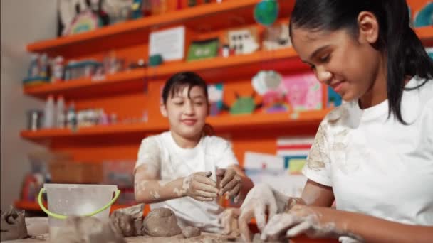 Asijské Dítě Dal Hlínu Bělošské Dívčí Košili Keramiku Třídy Šťastný — Stock video