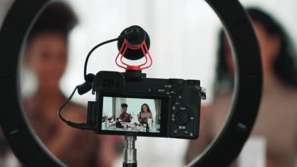 Rückfahrkamera Bildschirm Aufnahme Zwei Frauen Influencer Schießen Live Streaming Vlog — Stockvideo
