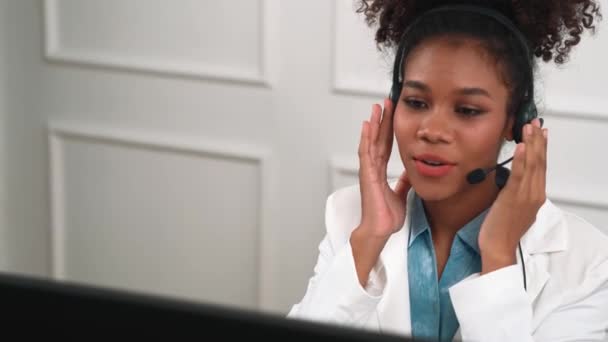 Pengusaha Wanita Mengenakan Headset Bekerja Kantor Untuk Mendukung Pelanggan Jauh — Stok Video