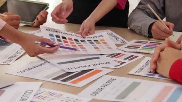 Primer Plano Cámara Lenta Lluvia Ideas Del Equipo Diseño Elección — Vídeos de Stock