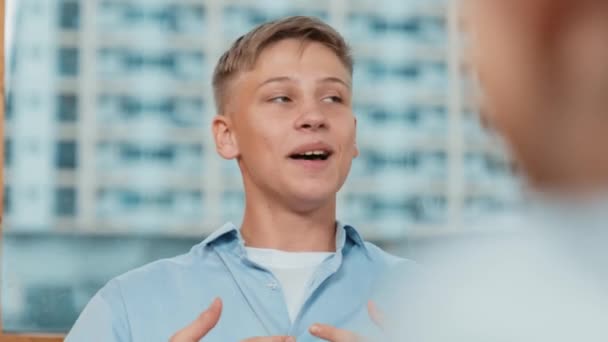 Atrakcyjny Chłopak Dzielący Się Doświadczeniem Podczas Terapii Grupowej Licealista Mówi — Wideo stockowe