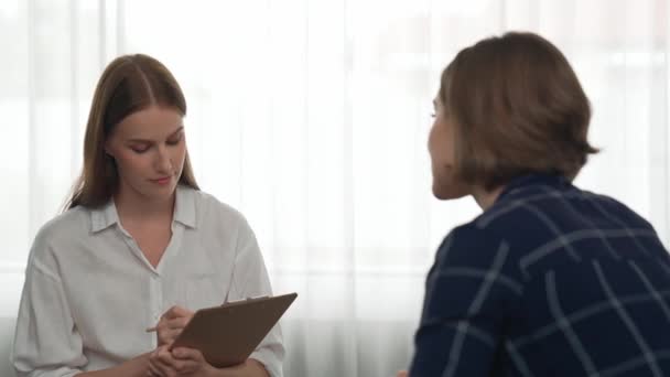 Glückliche Patienten Und Psychologen Tauschen Sich Der Klinik Mit Positiven — Stockvideo
