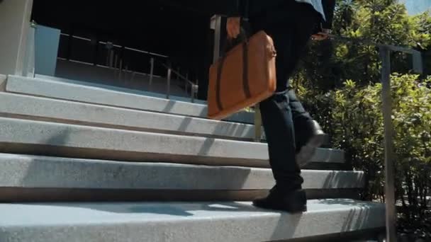 Hombre Negocios Calificado Subiendo Escaleras Estación Tren Mientras Sostiene Bolsa — Vídeos de Stock