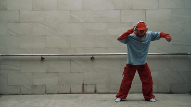 Knappe Choreograaf Oefent Straatdans Grijze Achtergrond Jonge Aantrekkelijke Jongen Danser — Stockvideo