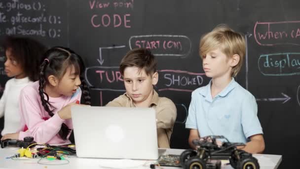 Szekrény Fiú Segítségével Laptop Programozási Mérnöki Kód Írás Program Míg — Stock videók