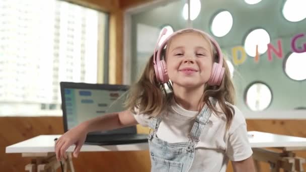 Gadis Tersenyum Menggunakan Laptop Dan Berbalik Untuk Menunjukkan Jempol Kamera — Stok Video