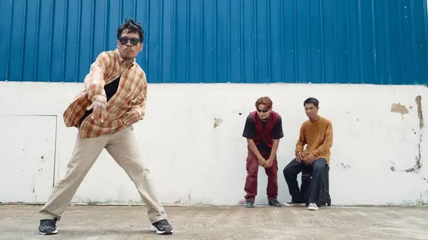 Ung Streetdansare Dansar Hiphop Stil Med Mångkulturella Vänner Som Jublar — Stockfoto