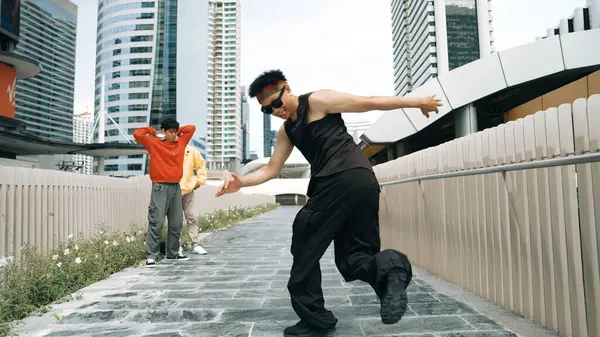 Panorama Shot Break Dancer Eseguire Boy Prestazioni Passo Energico Alla — Foto Stock