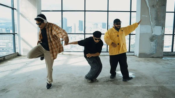 Grupo Hipster Multicultural Mirando Cámara Mientras Realizan Break Dance Edificio —  Fotos de Stock