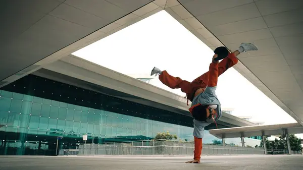 Yakışıklı Hiphop Binada Müzik Dinlerken Çekici Hipster Enerjik Bir Dans — Stok fotoğraf