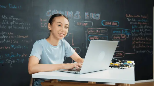 Inteligentna Dziewczyna System Programowania Pomocą Laptopa Tablicy Uczeń Szkoły Średniej — Zdjęcie stockowe