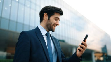 Başarılı bir iş adamı ayakta durarak satışların artmasını kutluyor. Mutlu proje yöneticisi ya da lider başarılı bir projeyle gurur duyuyor, terfi alıyor, telefon tutarken iş buluyor. Sevinçli..