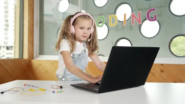 Little Młoda Słodka Dziewczyna Pomocą Laptopa Pracy Lub Gry Student — Zdjęcie stockowe