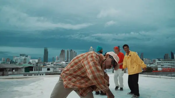 Professionelle Asiatische Streetdancer Üben Boy Tanz Während Multikulturelle Freunde Auf — Stockfoto