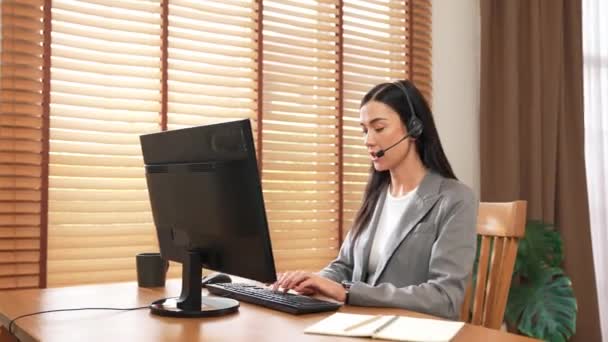 Operatorul Call Center Feminin Sau Personalul Asistență Pentru Clienți Care — Videoclip de stoc