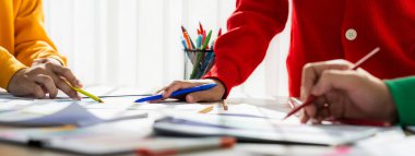 Şirket çalışanları birlikte çalışıyor, finansal veri raporları üzerine BI gösterge tablosunu analiz ediyor ve Panorama bayrağında ticari başarı için stratejik pazarlama planlıyor. Sinerjik