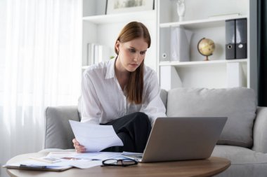 Stresli genç kadının kredi kartı borçlarıyla ilgili maddi sorunları var. Kötü kişisel para ve ipotek yönetimi krizi kavramını en üst düzeyde göstermesi gerekiyor..