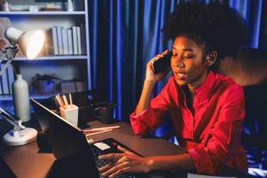 Ciddi yüzü olan güzel bir Afrikalı kadın bu yıl iş planlamacısıyla ilgili danışman ortak arıyor. Piyasa karındaki mevcut durum çözümleri hakkında bilgi pazarı segmenti aranıyor. Tatlandırıcı.