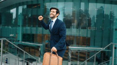 Başarılı bir iş adamı ofise yürürken terfi aldığı için kutlama yapar. Beyaz ırk, satış artışı ya da başarılı bir proje hakkında iyi haberler aldı. Müdür çok mutlu ve mutlu hissediyor. Sevinçli..