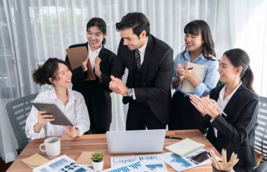 Ofis masasındaki finansal veri raporlarını analiz eden çeşitli bir grup iş analisti. Stratejik pazarlama planlaması için iş istihbarat analizine göre grafikler ve grafikler.