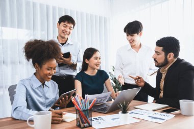 Çok ırklı analist ekibi toplantı masasındaki mali raporu analiz etmek için BI gösterge tablosunu kullanıyor. Çeşitli iş adamlarından oluşan bir grup, FIntech 'in veri analizini başarılı iş pazarlaması için kullanır. Uyum