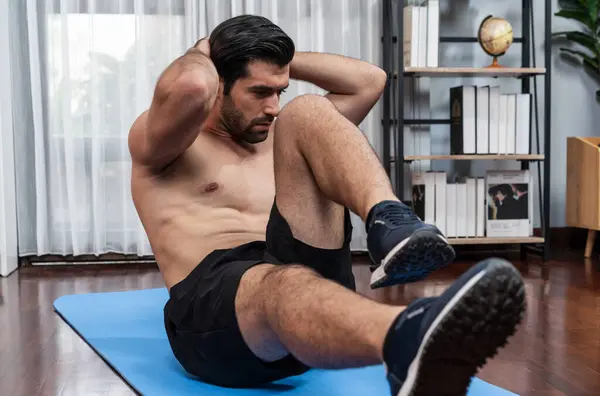Atletische Sportieve Man Doet Crunch Fitness Mat Tijdens Lichaamsbeweging Thuis — Stockfoto