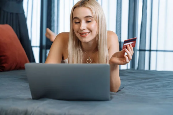 Mujer Joven Que Utiliza Ordenador Portátil Con Tarjeta Crédito Para —  Fotos de Stock