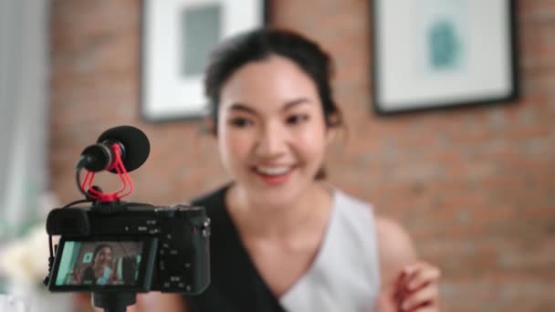 Kvinna Påverkare Skjuta Live Streaming Vlog Video Översyn Livlig Makeup — Stockvideo