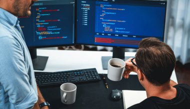 BT geliştiricileri pc ekranında çevrimiçi yazılım geliştirme bilgisini tartışıyor, web sitesindeki son sürüm uygulaması için program kodlaması oluşturuyorlar. Beyin fırtınası yazılımı kavramı güncellendi. Satılabilir.