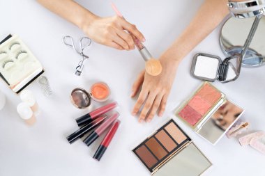 Güzellik blogcusunun ya da nüfuzlu kişinin üst görünümü çevrimiçi canlı yayın platformunda sosyal medya pazarlamasını ya da öğretim elemanlarını görüntüler.