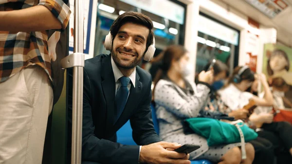 Sonriente Guapo Inversor Masculino Escuchando Música Relajante Mientras Está Sentado —  Fotos de Stock