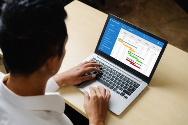 Ekip projesinin zaman çizelgesini gösteren bilgisayar ekranında, modern iş projesi yönetimi için proje planlama yazılımı