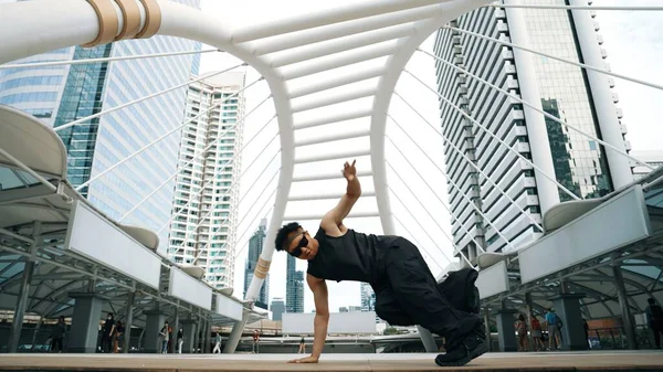 若いアジアのヒップスターは 人々の周りの市内中心部の足跡を示しています スタイリッシュなファッションストリートダンサーは 低角度でBボーイやフリースタイルのダンスを行います アウトドアスポーツ 2024 ブレイクダンス スプライトリー — ストック写真