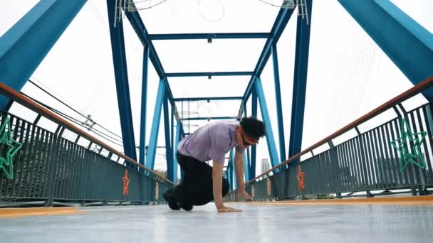 Hipster Provádět Boy Kroky Street Dance Mostě Pozadím Profesionální Break — Stock video
