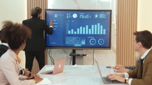 Presentazione Ufficio Sala Riunioni Ornamento Con Team Analisti Utilizzano Fintech — Video Stock