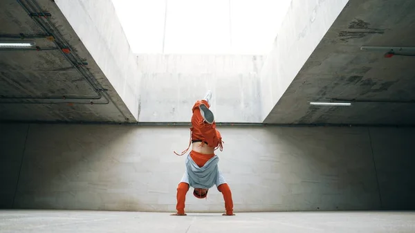 Mutlu Dansçı Adam Break Dansın Bina Içinde Serbest Stil Dansın — Stok fotoğraf