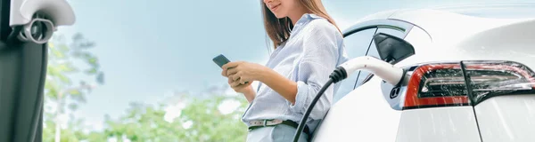 Mujer Joven Que Usa Aplicación Banca Línea Teléfonos Inteligentes Para — Foto de Stock