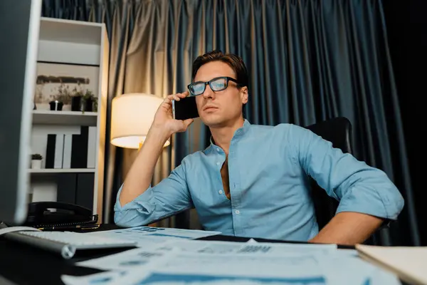 Inteligente Hombre Negocios Llamando Con Teléfono Inteligente Para Consultar Párrafo —  Fotos de Stock