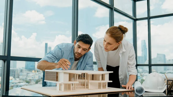 Kooperative Architekten Ingenieur Team Arbeitet Zusammen Hausmodell Mit Bleistift Vermessen — Stockfoto